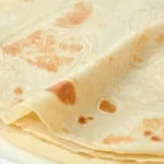 Leckere vegane Crepes gefüllt mit frischen Früchten und Sirup