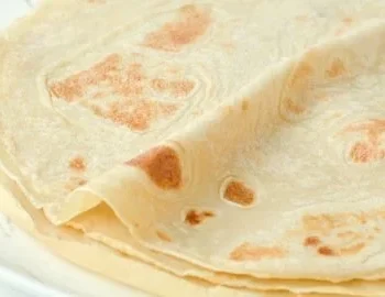 Leckere vegane Crepes gefüllt mit frischen Früchten und Sirup