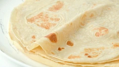 Leckere vegane Crepes gefüllt mit frischen Früchten und Sirup
