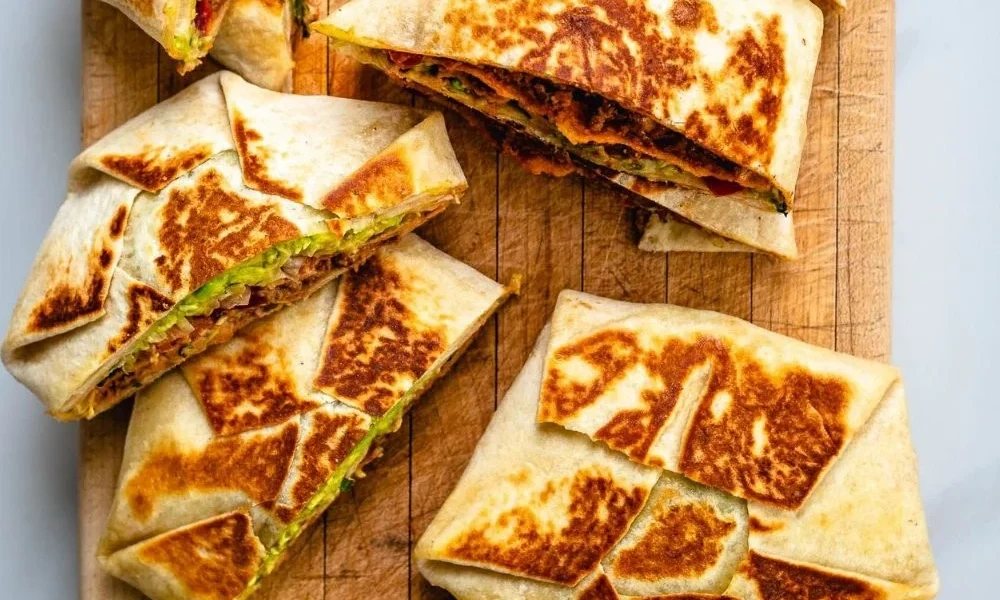 Veganer Crunchwrap Supreme mit frischen Zutaten auf einem Teller