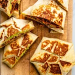 Veganer Crunchwrap Supreme mit frischen Zutaten auf einem Teller