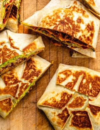 Veganer Crunchwrap Supreme mit frischen Zutaten auf einem Teller
