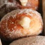 Leckere vegane Pudding-Donuts mit einer cremigen Füllung