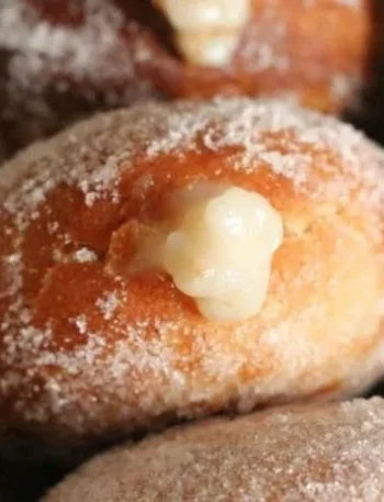 Leckere vegane Pudding-Donuts mit einer cremigen Füllung