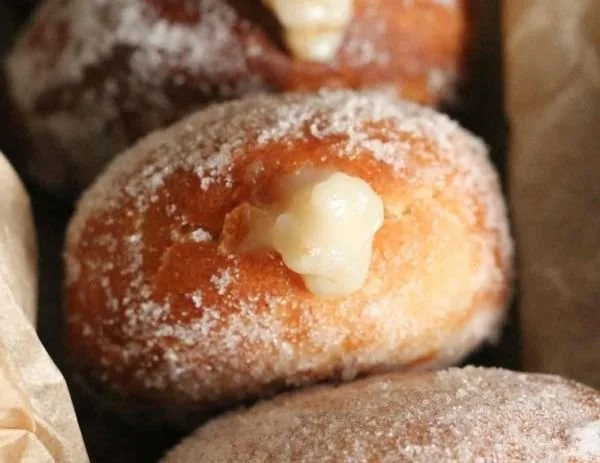 Leckere vegane Pudding-Donuts mit einer cremigen Füllung