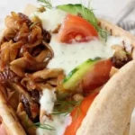 Leckeres veganer Gyros mit frischen Zutaten serviert