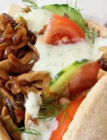 Leckeres veganer Gyros mit frischen Zutaten serviert