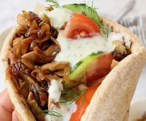Leckeres veganer Gyros mit frischen Zutaten serviert