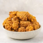 Veganes KFC Fried Chicken im Copycat-Stil auf einem Teller serviert