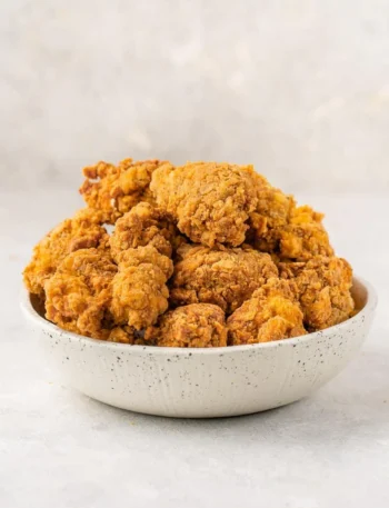 Veganes KFC Fried Chicken im Copycat-Stil auf einem Teller serviert