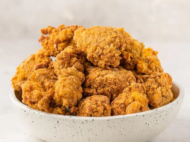 Veganes KFC Fried Chicken im Copycat-Stil auf einem Teller serviert