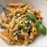 Vegane Pasta mit cremiger Cashewcreme serviert in einer Schüssel.