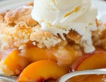 Veganer Pfirsich-Cobbler auf einem Teller, bereit zum Genießen.