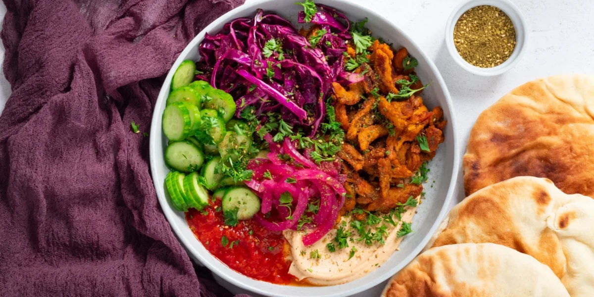 Vegane Shawarma Bowl mit frischem Gemüse und würziger Sauce