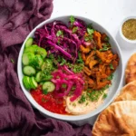 Vegane Shawarma Bowl mit frischem Gemüse und würziger Sauce