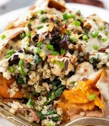 Vegane gefüllte Süßkartoffeln mit Quinoa und mediterranen Zutaten