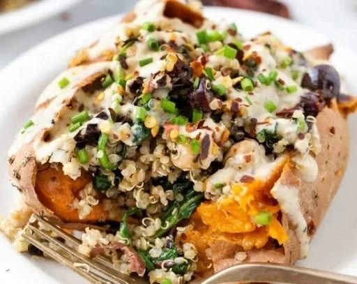 Vegane gefüllte Süßkartoffeln mit Quinoa und mediterranen Zutaten