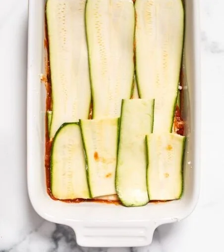 Vegane Zucchini Lasagne mit frischen Zutaten, nicht wässrig und lecker.
