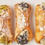 Vegane Cannoli mit pflanzlicher Füllung auf einem weißen Teller