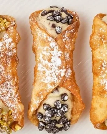 Vegane Cannoli mit pflanzlicher Füllung auf einem weißen Teller