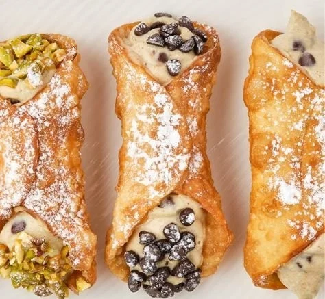 Vegane Cannoli mit pflanzlicher Füllung auf einem weißen Teller