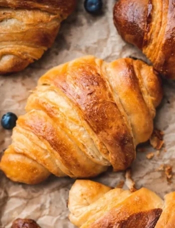 Vegane Croissants auf einem Teller für einen leckeren, pflanzlichen Genuss