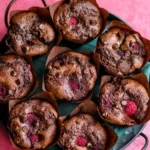 Vegane Doppel-Schokoladen-Himbeer-Muffins auf einem Blech