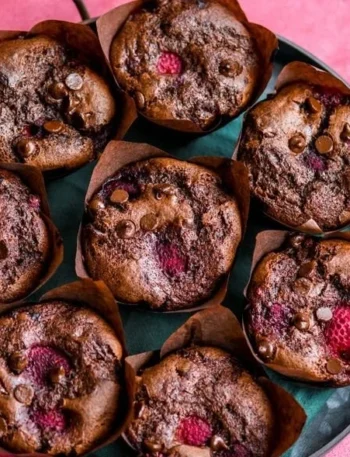 Vegane Doppel-Schokoladen-Himbeer-Muffins auf einem Blech
