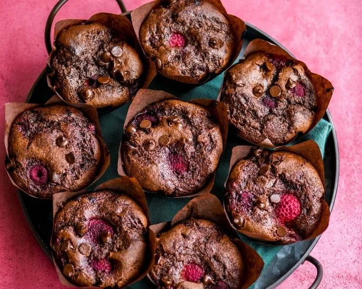 Vegane Doppel-Schokoladen-Himbeer-Muffins auf einem Blech