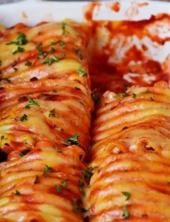 Vegane Lasagne Rollen mit frischem Gemüse und würziger Soße