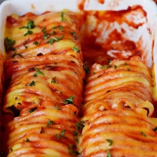 Vegane Lasagne Rollen mit frischem Gemüse und würziger Soße