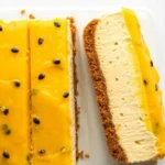 Vegane Passionsfrucht-Cheesecake-Riegel auf einem Teller serviert