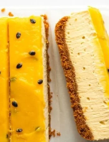 Vegane Passionsfrucht-Cheesecake-Riegel auf einem Teller serviert