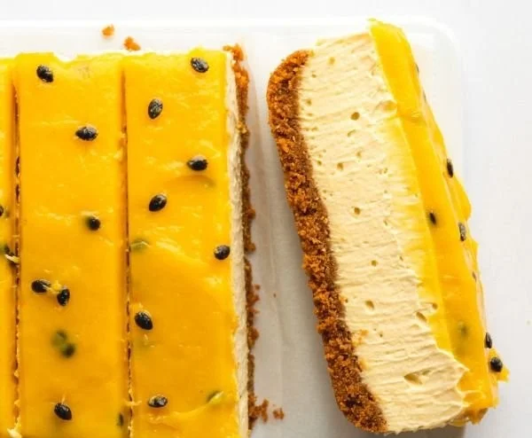 Vegane Passionsfrucht-Cheesecake-Riegel auf einem Teller serviert