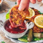 Vegane Schnitzel aus roten Linsen auf einem Teller, frisch zubereitet.