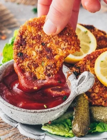 Vegane Schnitzel aus roten Linsen auf einem Teller, frisch zubereitet.