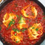Vegane Shakshuka in einer Pfanne mit frischem Gemüse und Gewürzen