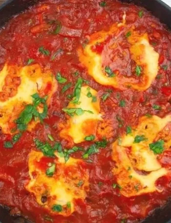 Vegane Shakshuka in einer Pfanne mit frischem Gemüse und Gewürzen