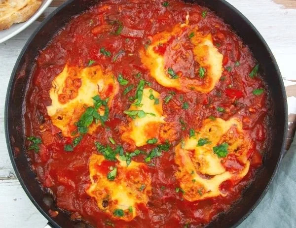 Vegane Shakshuka in einer Pfanne mit frischem Gemüse und Gewürzen
