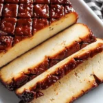 Veganes Hauptgericht Brauner Zucker-Tofu auf einem Teller garniert