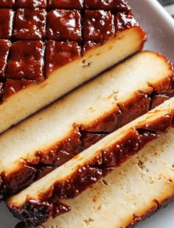 Veganes Hauptgericht Brauner Zucker-Tofu auf einem Teller garniert