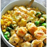 Vibrante vegane Kartoffelpüree-Schüsseln mit frischen Zutaten und Geschmacksexplosion.