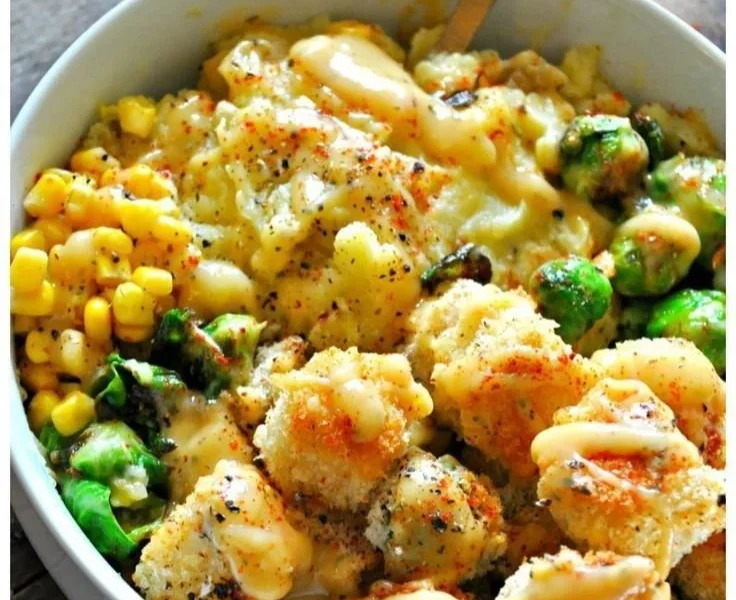 Vibrante vegane Kartoffelpüree-Schüsseln mit frischen Zutaten und Geschmacksexplosion.